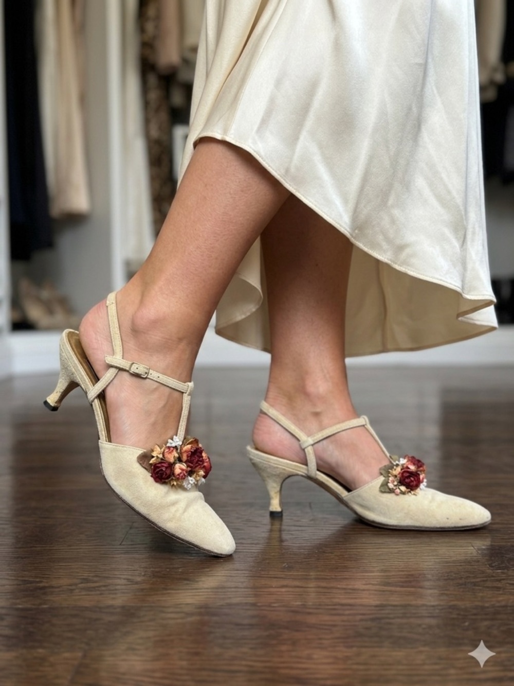 MODIGLIANI Vintage Y2K Beige Suede Kitten Heel Mules 3D Red Floral Appliqué Sz 7